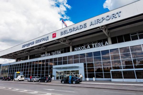 la facciata dell'aereoporto di Belgrado, Nikola Tesla